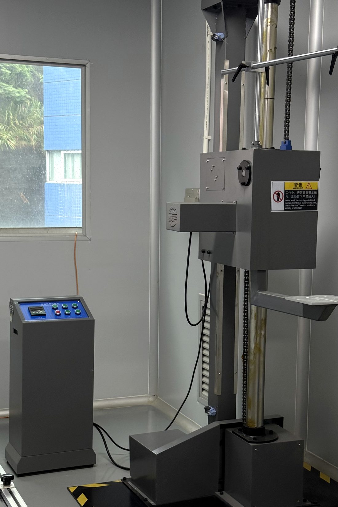 Package drop tester in the laboratory