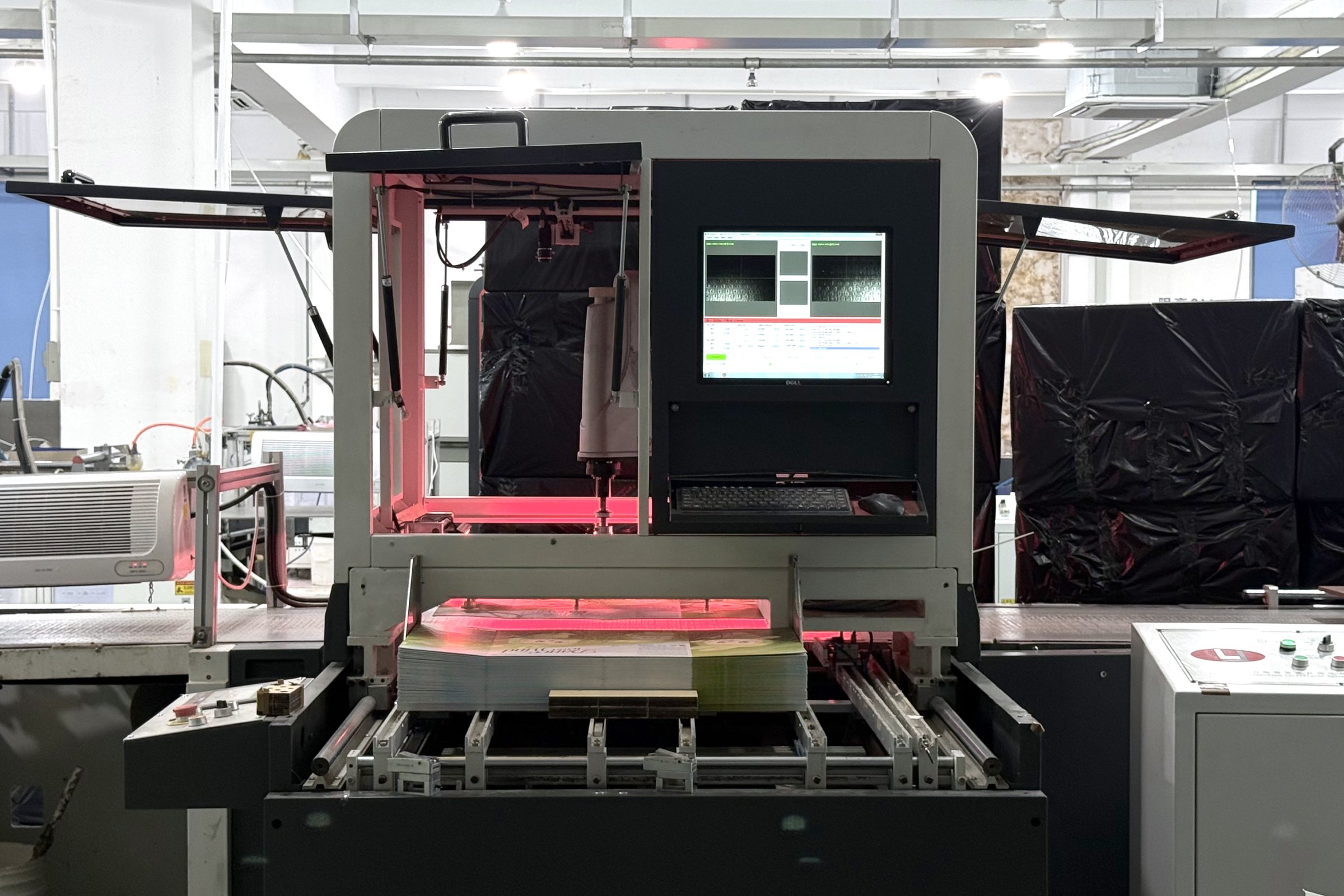 Vision-positioned rigid box forming machine